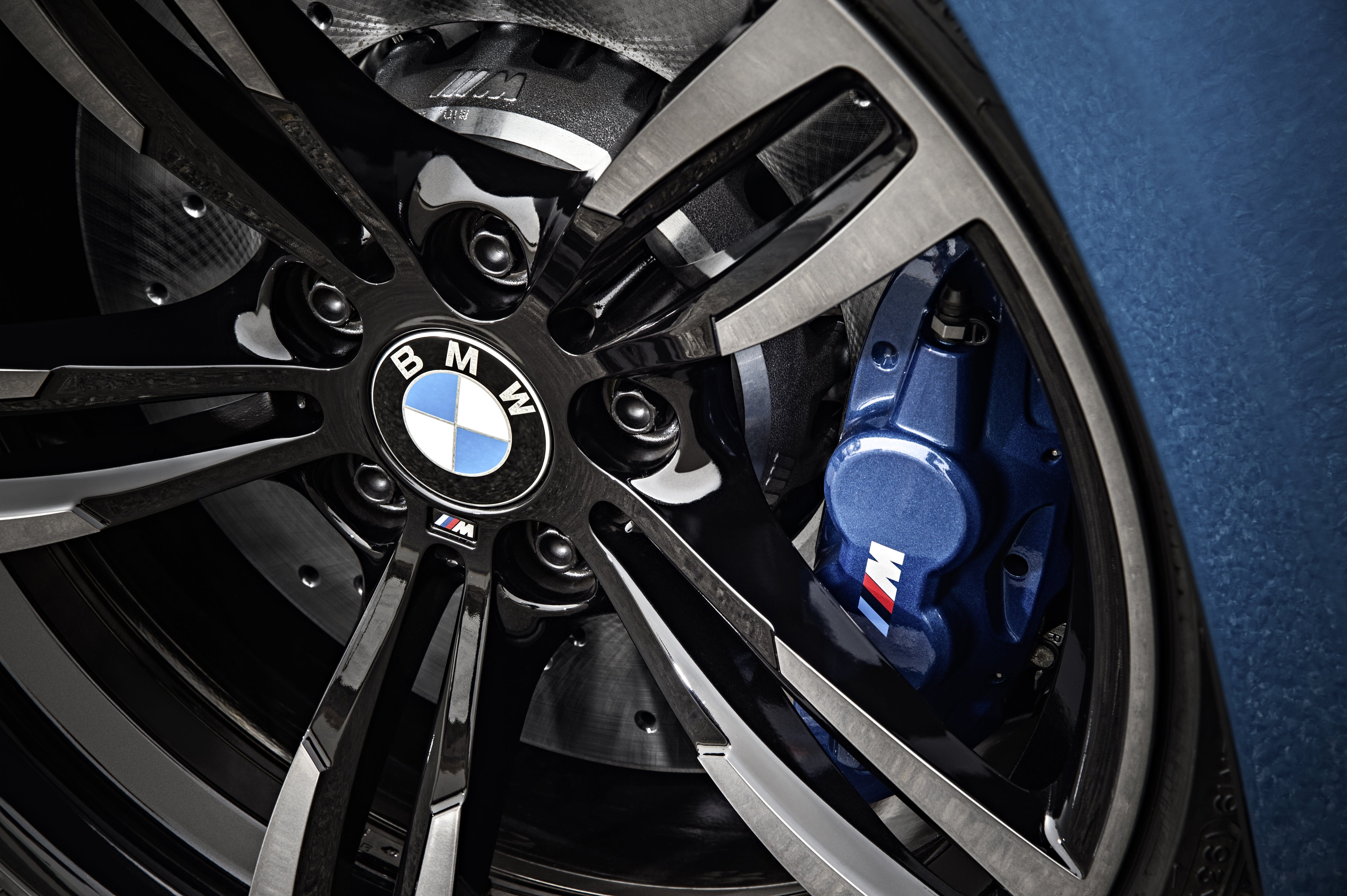 Колеса bmw. BMW m2 Brakes. БМВ м2 диски. Обои колесо БМВ. Обои БМВ диск.